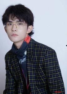 圈内爆料易烊千玺鞠婧祎,幕后故事曝光引热议