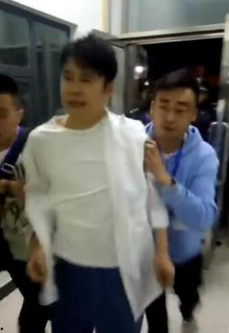 爆料小哥被抓视频播放,视频曝光网络舆论风波